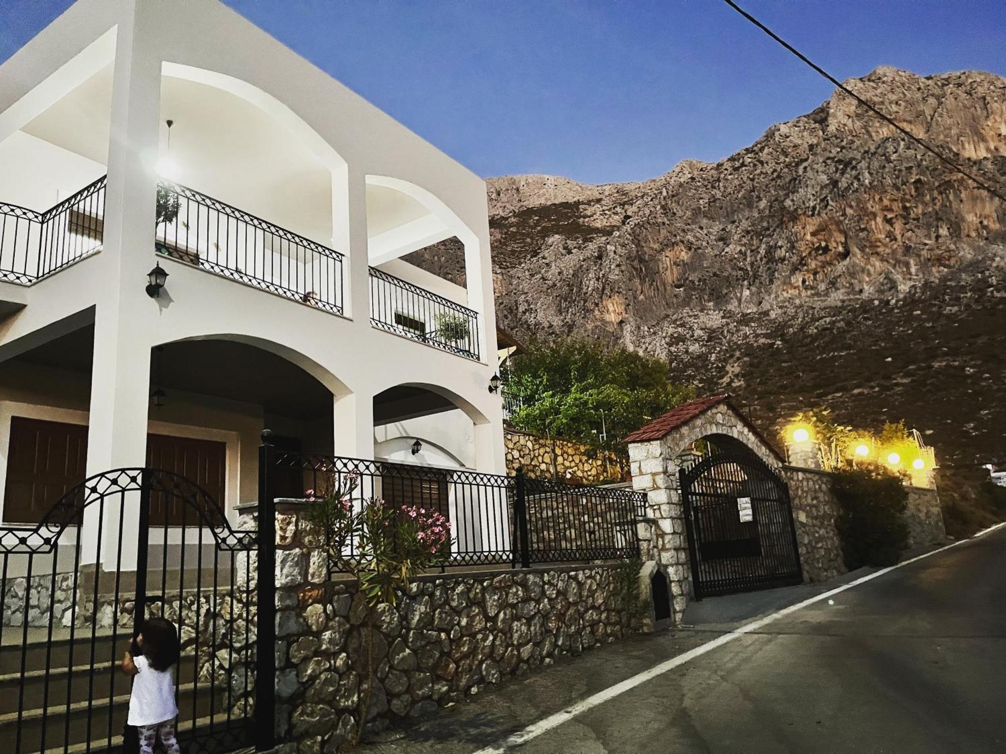 Villa-Skalia / Kalymnos House Bagian luar foto